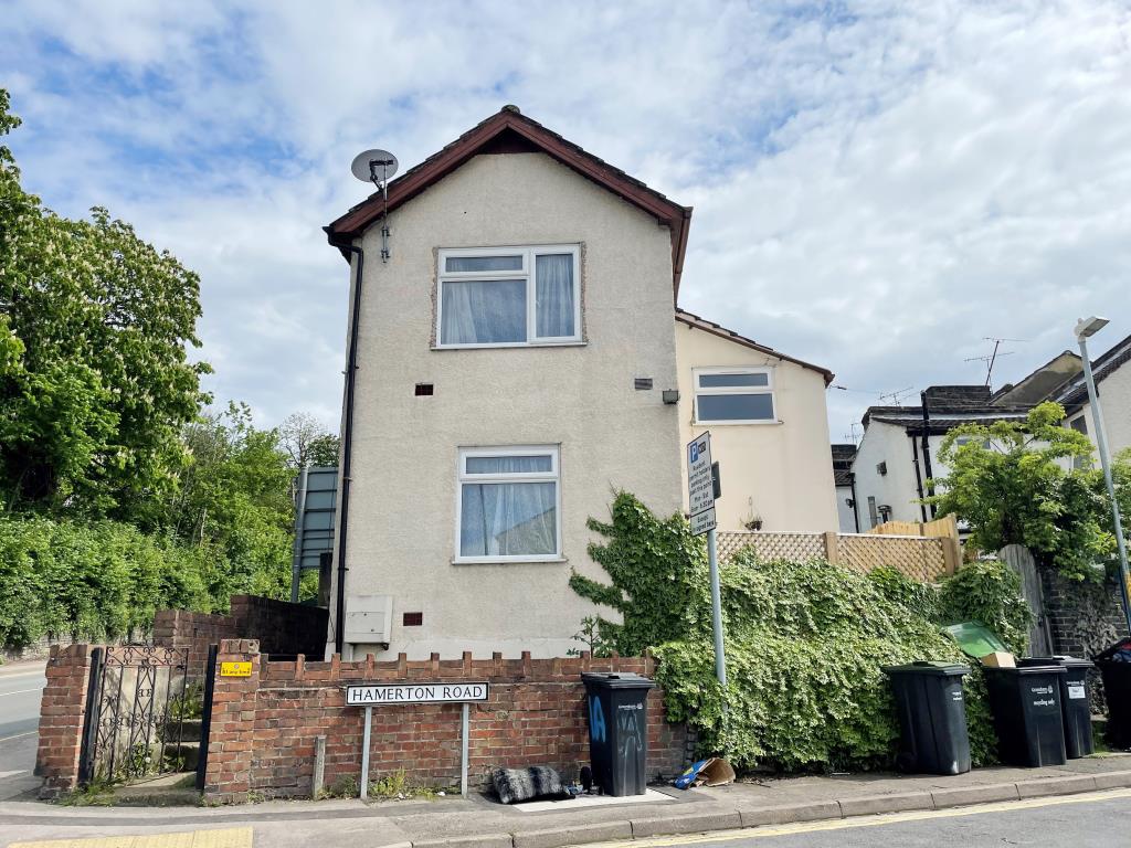 Lot: 5 - DETACHED HOUSE FOR IMPROVEMENT - Front of detached house on corner.